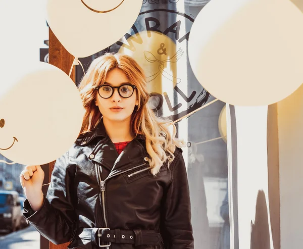 Joven hipster mujer con globo en la ciudad —  Fotos de Stock