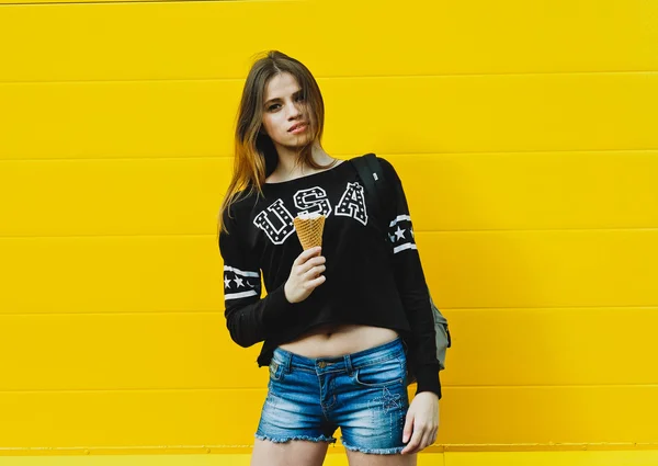 Joven hipster chica con helado — Foto de Stock