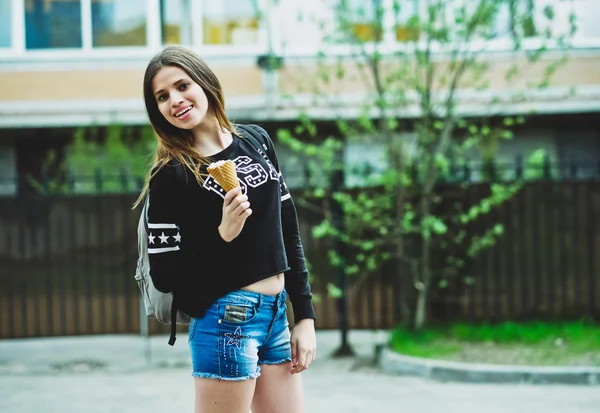 Ung kvinna äta glass solig dag utomhus — Stockfoto
