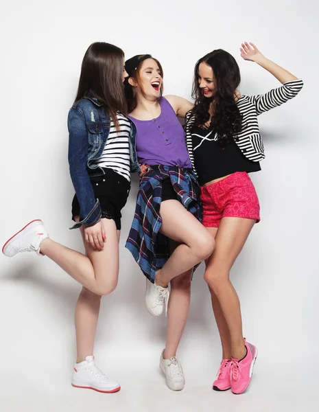 Unga flickor vänner dansa av glädje i full längd — Stockfoto