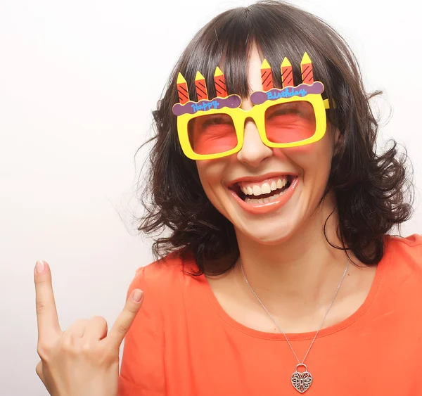 Mujer feliz joven con grandes gafas de sol naranjas —  Fotos de Stock