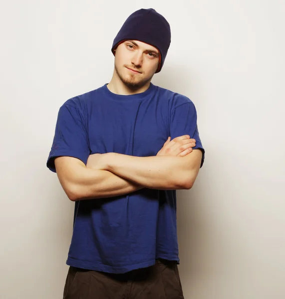 Uomo in t-shirt blu e cappello blu . — Foto Stock
