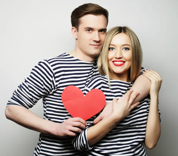 Lyckliga par i kärlek hålla rött hjärta — Stockfoto