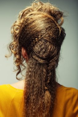 şık bir saç modeli olan kadın. 