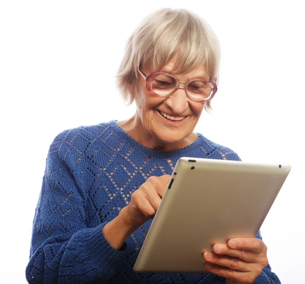 Senior femme heureuse en utilisant ipad — Photo