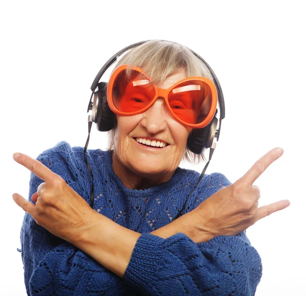 Divertente vecchia signora ascoltare musica e mostrando pollici in su. — Foto Stock