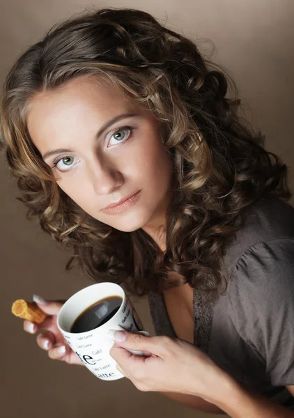 香り高いコーヒーを手にした女性は — ストック写真