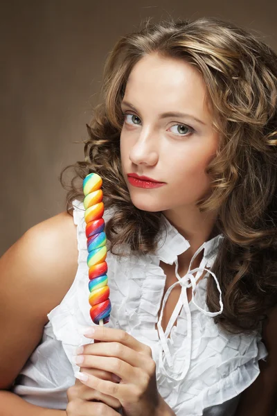 Mujer joven con piruleta de colores — Foto de Stock