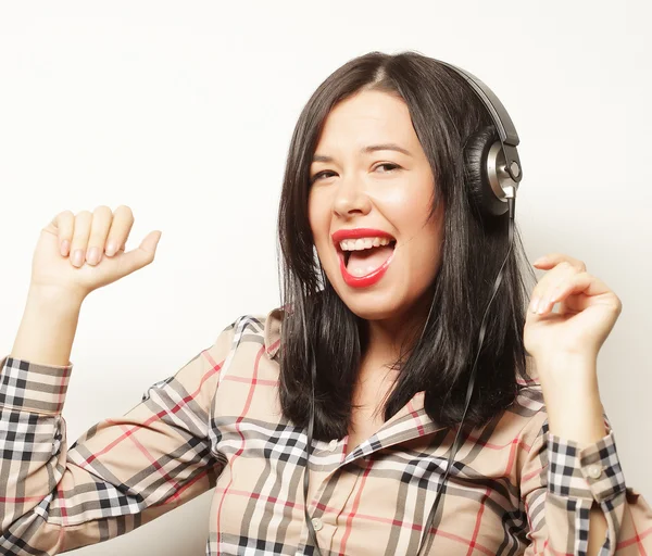 Mujer con auriculares escuchando música — Foto de Stock