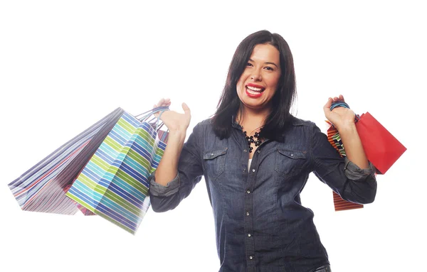 Glad brunett kvinna med shoppingväskor — Stockfoto