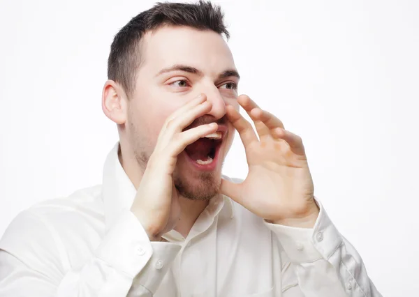 Homem de negócios em camisa branca gritando — Fotografia de Stock