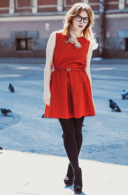 Kırmızı elbise giyen genç hipster kadın 