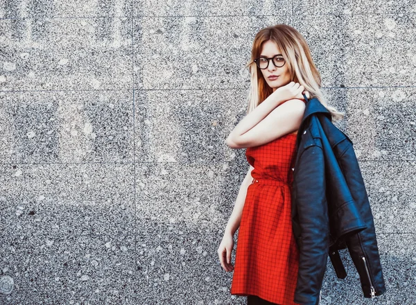 Mujer hipster en traje de verano casual con estilo —  Fotos de Stock