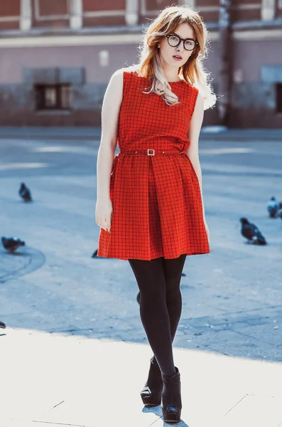 빨간 드레스를 입고 젊은 hipster 여자 — 스톡 사진
