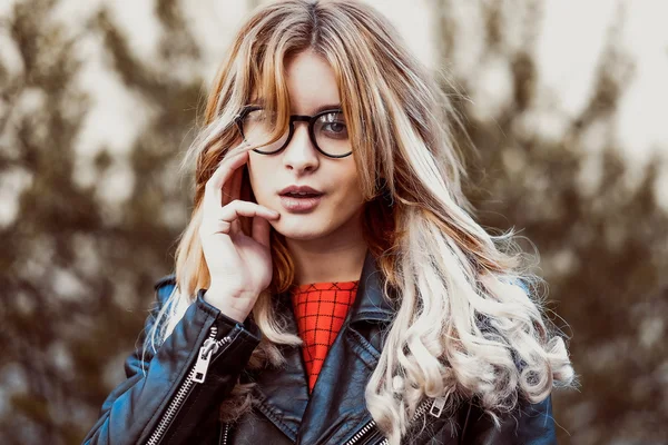 Giovane bella donna bionda in posa all'aperto — Foto Stock