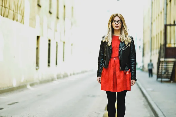Vrouw dragen rode jurk poseren in de stad — Stockfoto