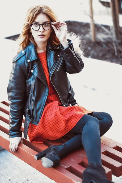 Girl Sitting on Bench — Stock Photo, Image