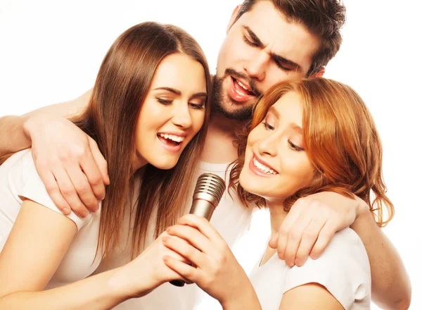 Amigos divirtiéndose en karaoke —  Fotos de Stock