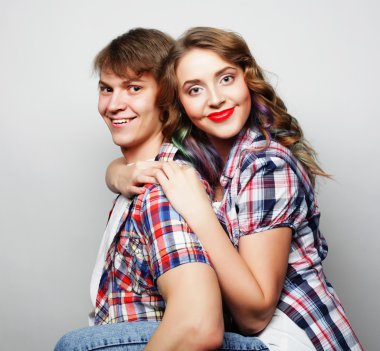 delikanlı kız sırtında taşıyan.