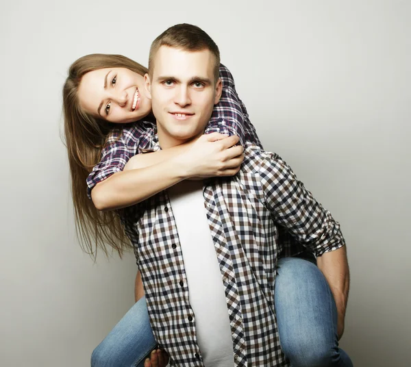 Joven llevando novia en su espalda . — Foto de Stock