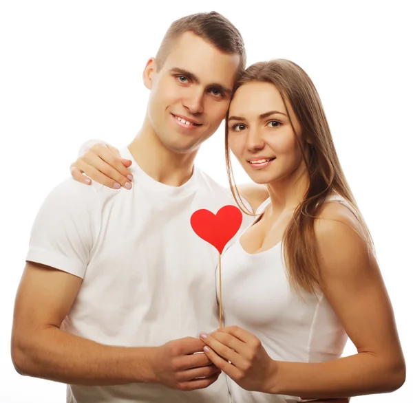 Casal feliz no amor segurando coração vermelho . — Fotografia de Stock