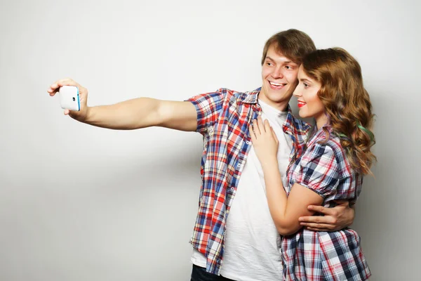 Couple souriant avec smartphone, selfie et plaisir . — Photo