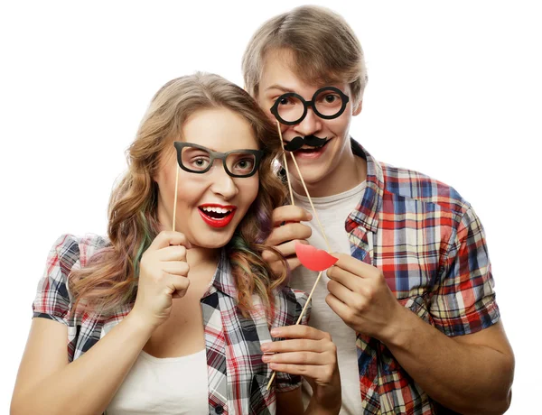 Encantador casal segurando óculos de festa — Fotografia de Stock