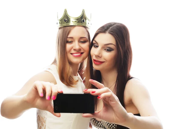 Due giovani donne divertenti scattare selfie — Foto Stock