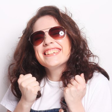 Genç kadın güneş gözlüğü takıyor şaşırttı.