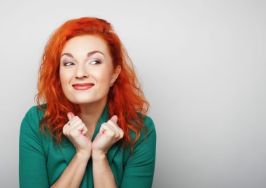 Güzel, genç, şaşkın kadın. 