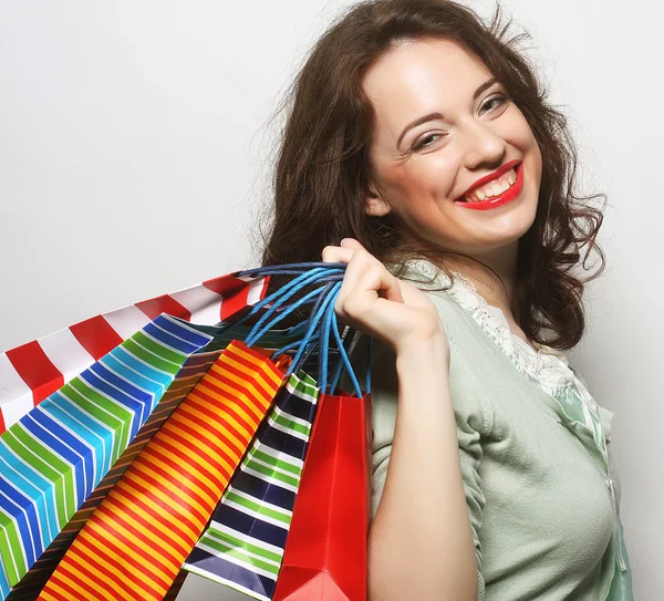 Hermosa mujer joven con bolsas de compras de colores — Foto de Stock