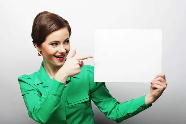 Joven mujer casual feliz sosteniendo en blanco signo — Foto de Stock