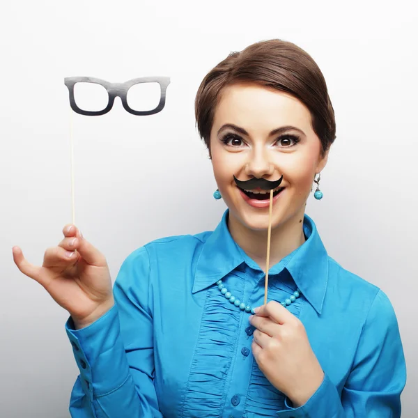 Молода жінка тримає вуса і окуляри — стокове фото