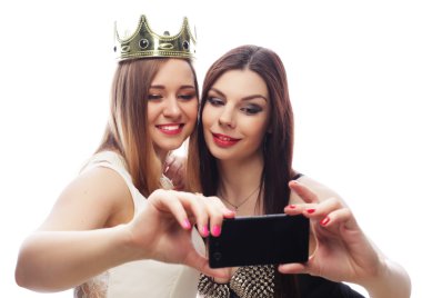 iki genç komik kadın selfie alarak 