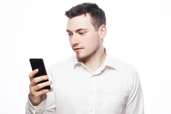 Hombre de negocios feliz leyendo un SMS en el teléfono inteligente — Foto de Stock