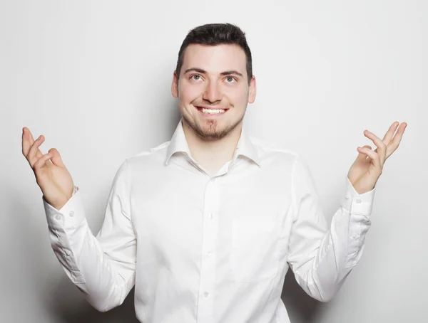 Joven hombre de negocios vistiendo camisa blanca — Foto de Stock