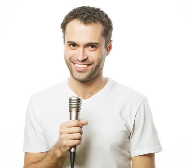 Joven sosteniendo un micrófono — Foto de Stock