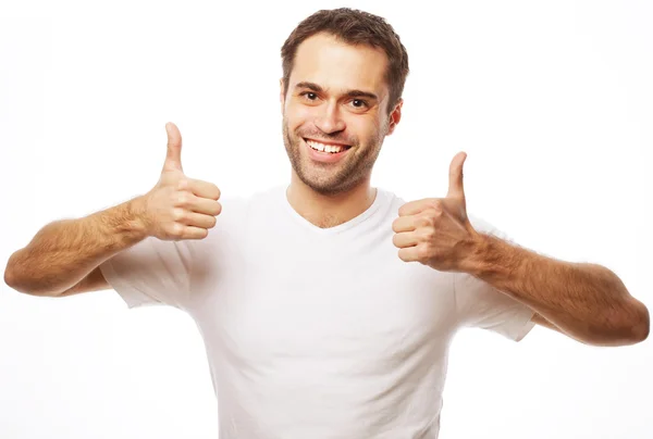 Šťastný pohledný muž ukazující palce nahoru — Stock fotografie