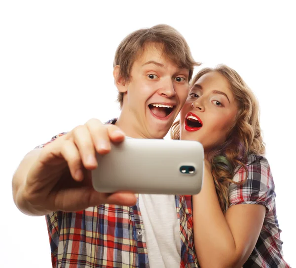 Sorrindo casal com smartphone, selfie e diversão . — Fotografia de Stock