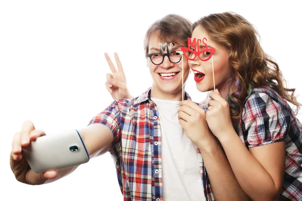 Sorrindo casal com smartphone, selfie e diversão . — Fotografia de Stock