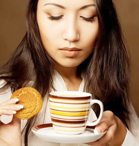 Asiatin trinkt Kaffee oder Tee — Stockfoto