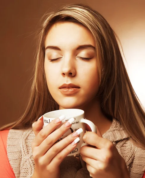 Mulher bonita bebendo café — Fotografia de Stock