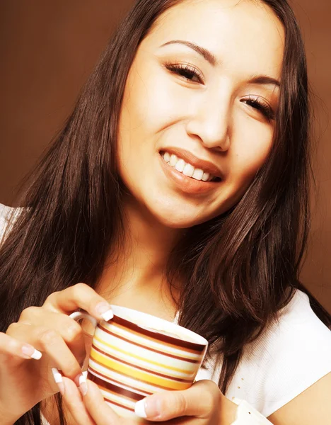 ผู้หญิงเอเชียดื่มกาแฟหรือชา — ภาพถ่ายสต็อก