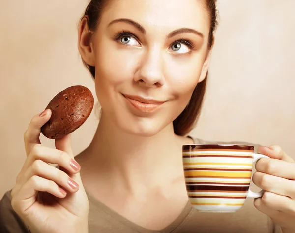 Mulher com café e biscoitos — Fotografia de Stock