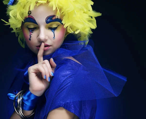 Woman with yellow wig feather — Stock Photo, Image