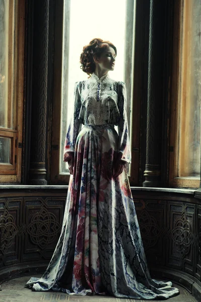 Lüks sarayda poz pembe elbiseli kadın — Stok fotoğraf
