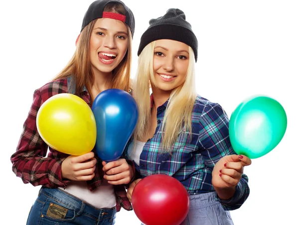 Hipster dziewczyny uśmiechnięte i gospodarstwa kolorowe balony — Zdjęcie stockowe