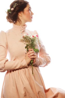 Pembe elbiseli güzel genç gelin portresi 