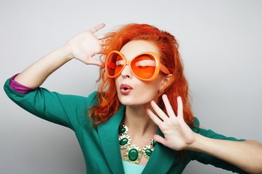 Parti bardakları tutan neşeli genç kadınlar.. 