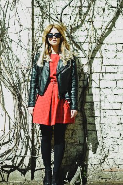 şehirde poz kırmızı elbise giyen kadın